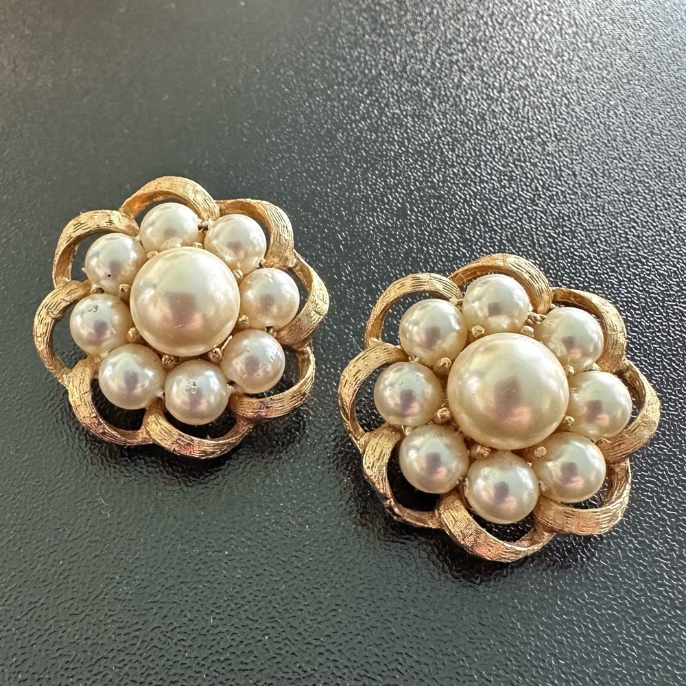KRAMER Vintage 50’s Pearl Cluster Round Clip On Earrings Gold Tone EUC 1-1/4”